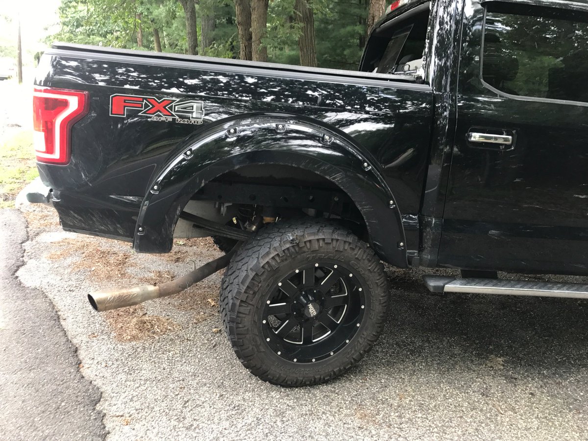 Kevin46843488's tweet photo. Hey @Ford ... it's day 71 and still no parts to fix my 2017 F150. You produce 2 f150s a minute out of your assembly plant, but can't produce 1 rear axle in 2.5 months?? This is way beyond unacceptable!! https://t.co/BjsM0F3AmA