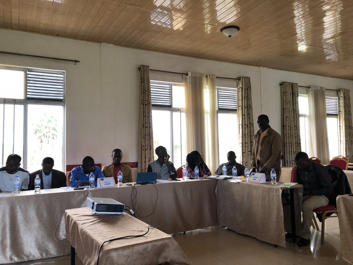 frankhollaar's tweet photo. Met 3 klanten van @Agriterra in Rwanda businessplannen aan het maken adhv #BusinessModelCanvas. Volop eyeopeners voor trainer en deelnemers. https://t.co/2PUmn9xhaV