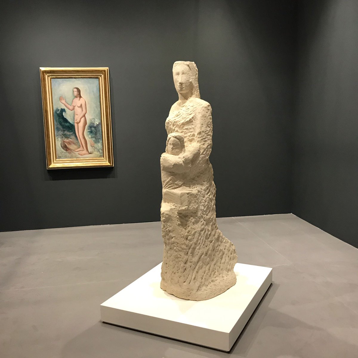 artribune's tweet photo. Inaugura stasera al PalAlpitour di Torino la fiera @Flashback_TO. Tantissime le opere d'arte moderna e contemporanea da scoprire tra gli stand. Qui una grande scultura di Arturo Martini che pesa la bellezza di 400kg, allo stand della Galleria Lo Scudo di Verona #flashbackfair https://t.co/u3xBfgukst