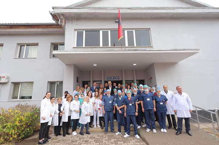 QKPVT1's tweet photo. Me Kryeministrin Edi Rama në spitalin e #Kukësit i rijetësuar falë investimit në aparatura moderne, ku për herë të parë ofrohet dhe shërbimi i #mamografisë.
Së shpejti nis projekti i ri që #transformon spitalin, duke e kthyer në një korpus të mirëfilltë spitalor👍🏼 https://t.co/jyXvrEglyr