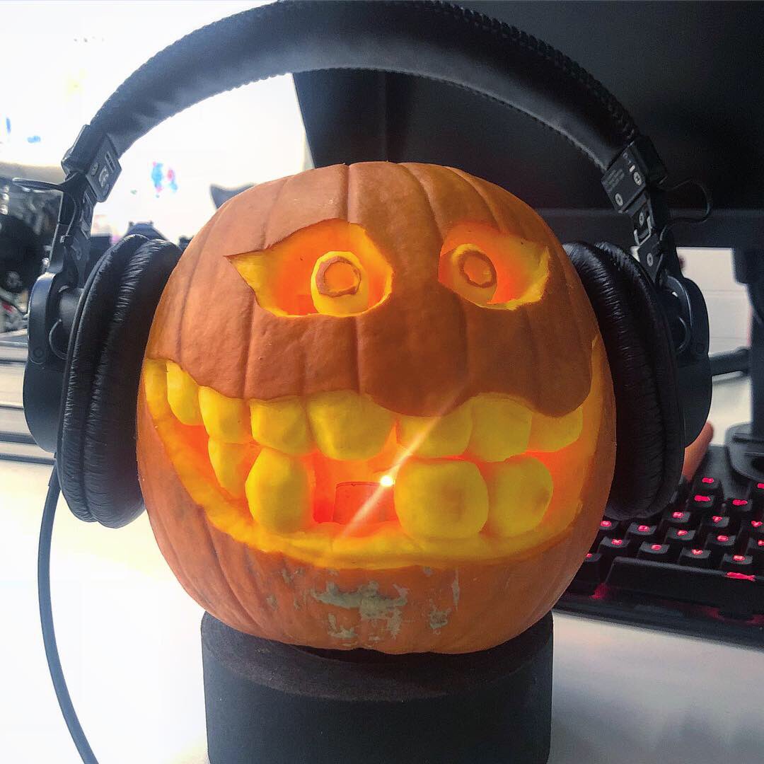 Flux Video (@flux_video) on Twitter photo Happy Halloween folks. Stay safe out there! #spooky #Halloween2018 #pumpkincarving Happy Halloween folks. Stay safe out there! #spooky #Halloween2018 #pumpkincarving