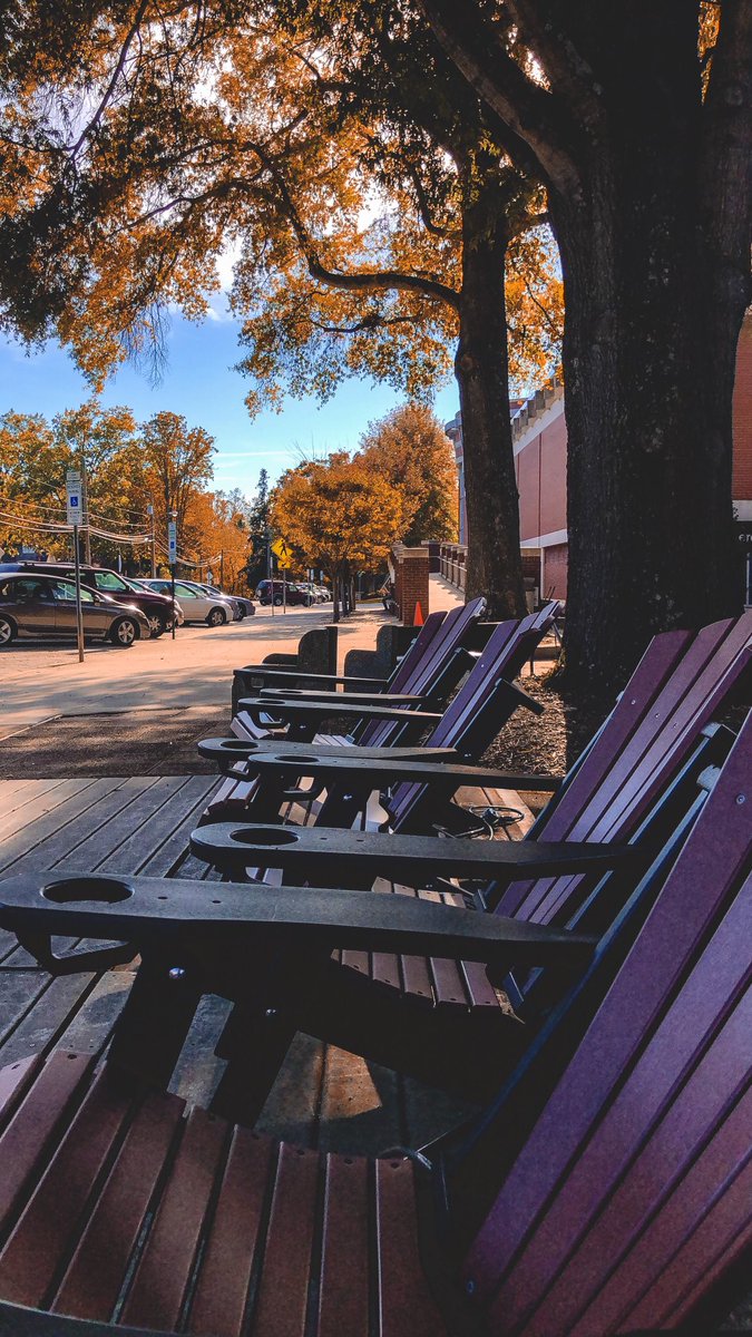 Andrew_LRU's tweet image. Come outside today! The weather is great! The leaves are finally starting to change colors and Happy Halloween! 🍁