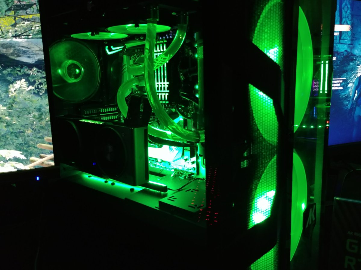 francescocy's tweet photo. Some of the jaw-dropping rigs at the @nvidia booth at #LuccaCG2018 https://t.co/YzP3WMW4qT