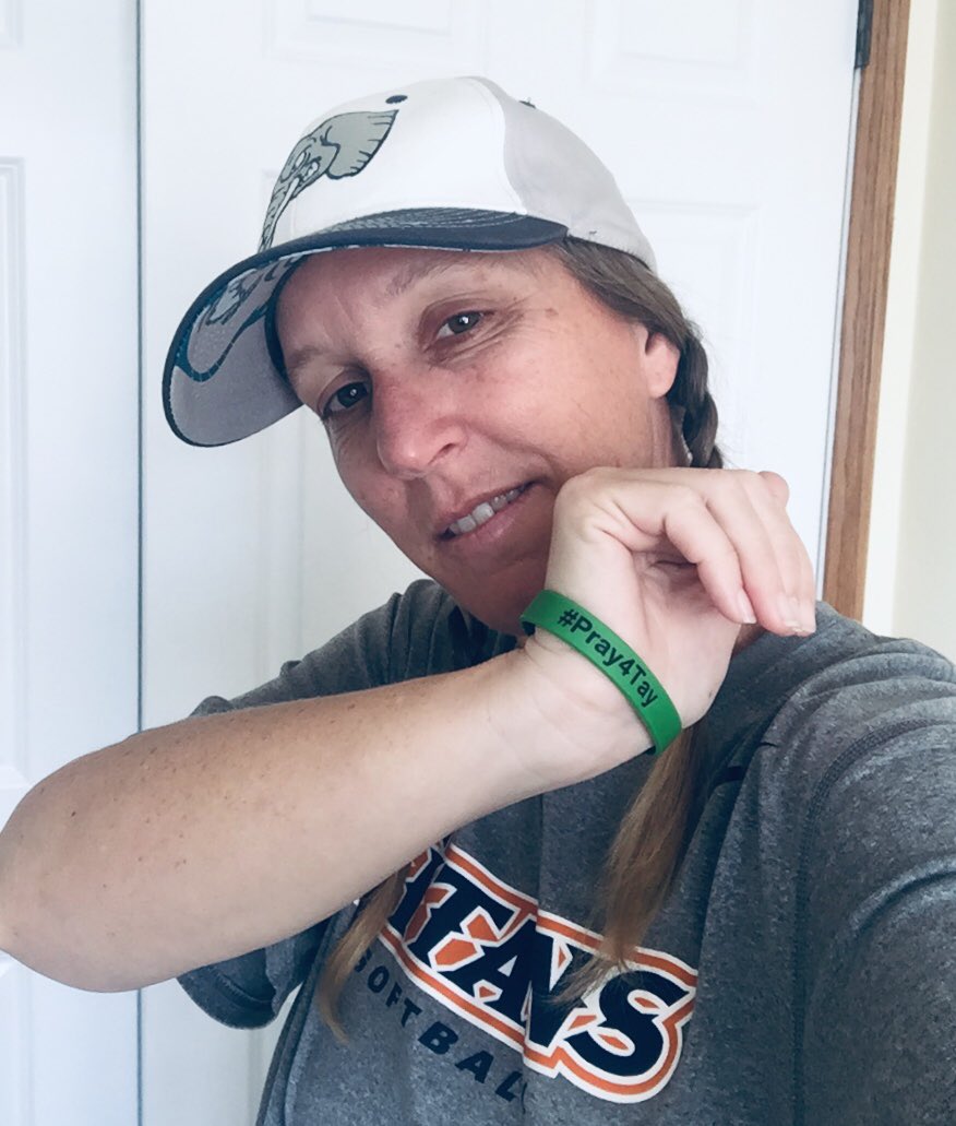hbmomof2girls's tweet image. “Put me in coach” I #Pray4Tay 💚#softballrules 👻 #TitanStrong 🎃 @Fullerton_SB #Halloween18