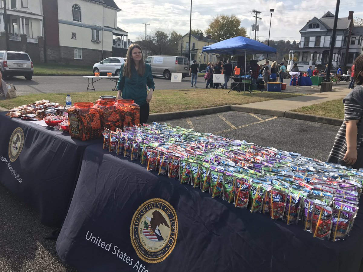 NDWVnews's tweet photo. @NDWVnews is proud to be a partner in education with #MadisonElementary in Wheeling, trick or treating with the kids today! https://t.co/7YMMge498K
