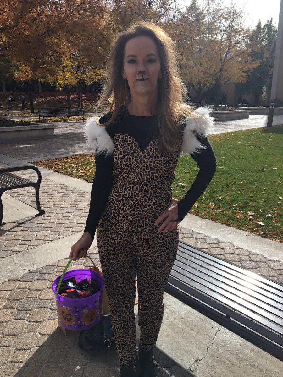 laurenbridge18's tweet image. Shannon Busby, from Highland is spending her Halloween surprising her children on campus with candy and lunch. #comms321