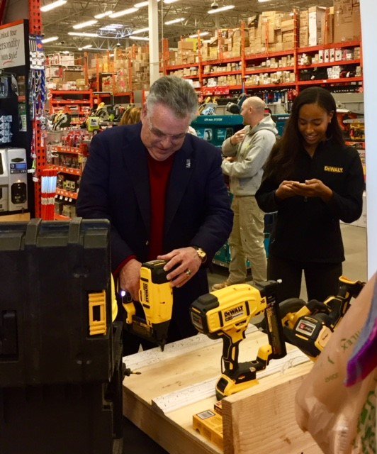 HomeDepotGR's tweet image. Standing as an important voice for #RetailAdvocates, @RepPeteKing received @NRFnews’s “Hero of Main Street” award from Store Manager @Donna_Delia at the Deer Park, NY store. Thank you for visiting to hear about issues impacting our customers and associates! #HDStoreWalks