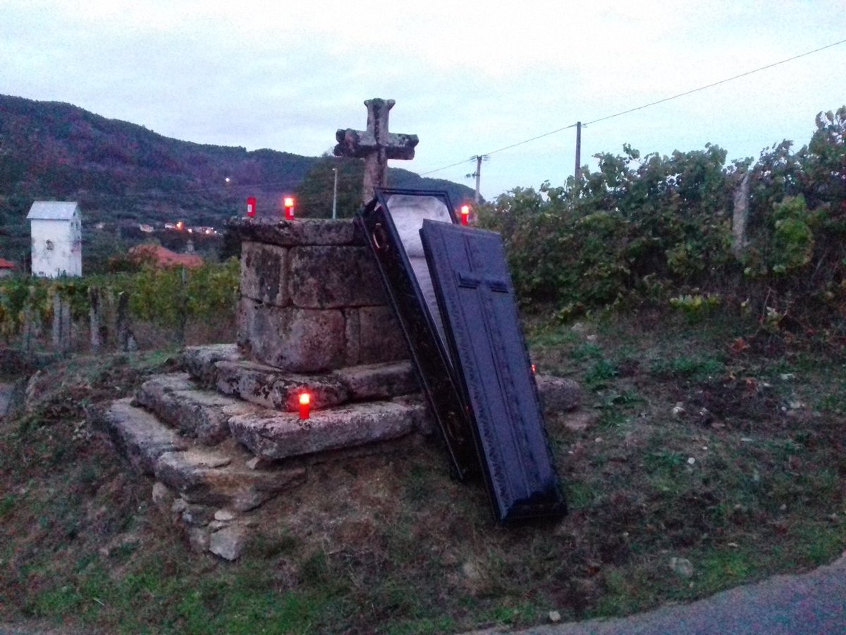 dosiveiga's tweet photo. Nada mellor que un #Samaín nunha adega de viño #Celme no #Ribeiro en @castreloinfo Polo menos hai cata ao rematar. De viño. https://t.co/PrENqQk8e0