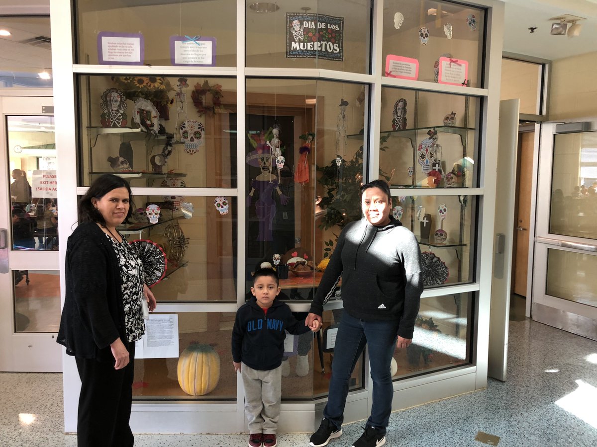 CarlinSpringsCS's tweet image. Carlin Springs parent volunteers created a beautiful display case to celebrate Día de los Muertos, highlighting themes of color, love and respect! #APSGetInvolved  #EngageAP