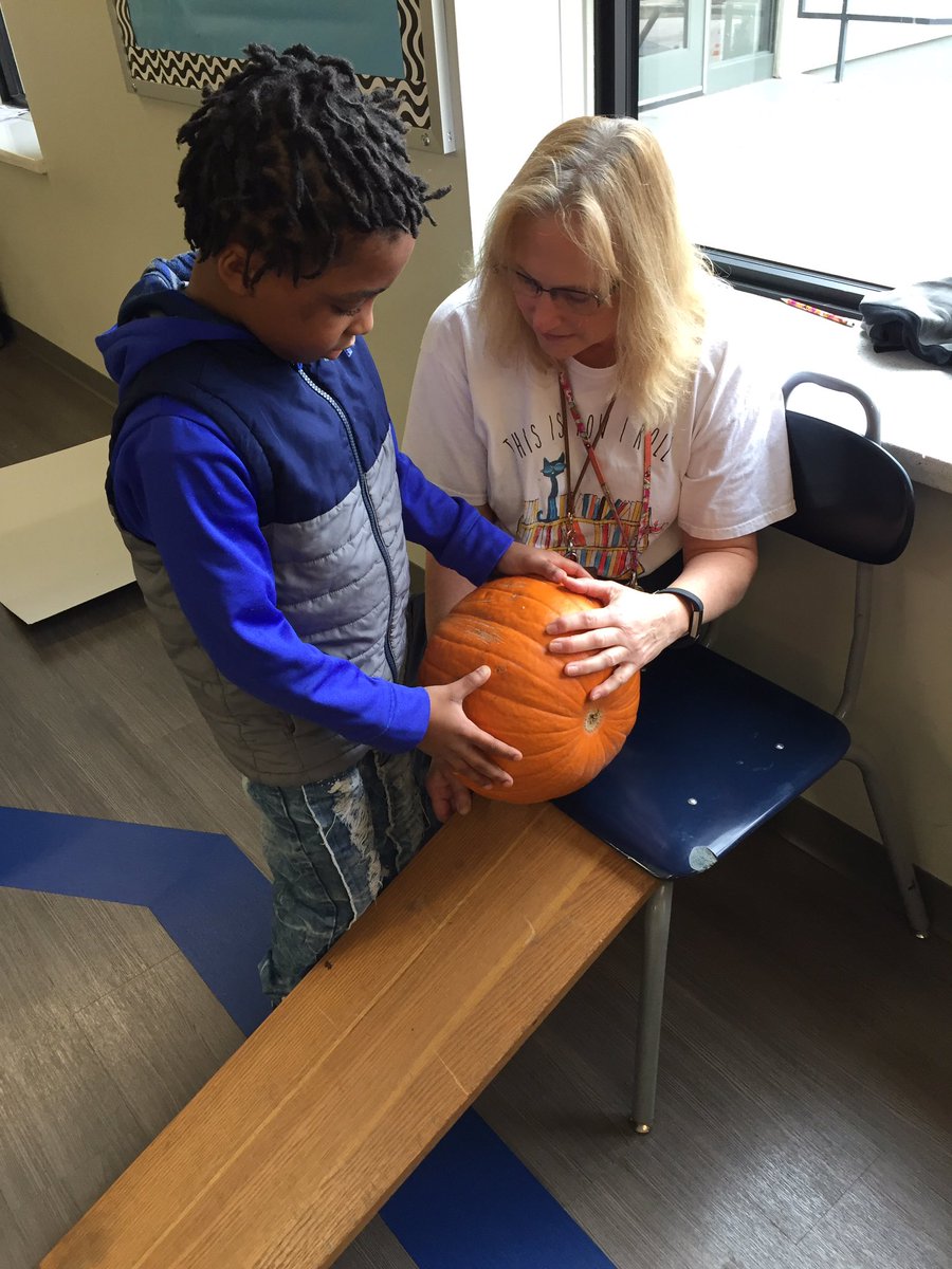 MrsStalkerHMC's tweet photo. Thank you @ShariBravo1 for helping 3rd grade on our Pumpkinology unit! https://t.co/aPVbjIgA9d