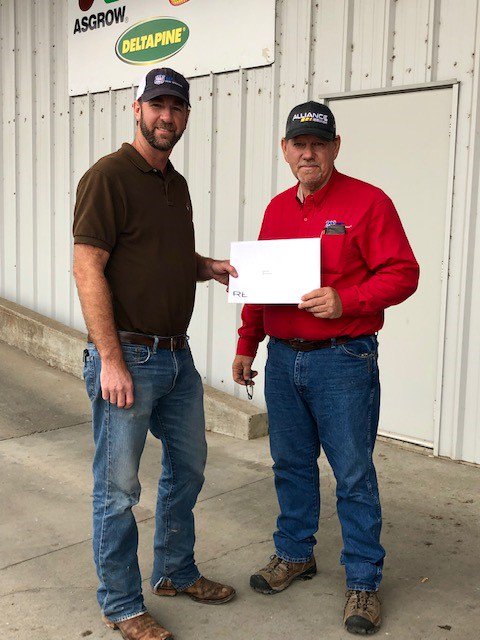 MfaAgriBernie's tweet photo. congrats to Dale Hartle for 40 years at #MFA..We appreciate Dale and his years of hard work  .. pictured is Jarrod Smith and Dale #mfainc #40yearsatmfa #accomplishment https://t.co/5CM1T50DD3