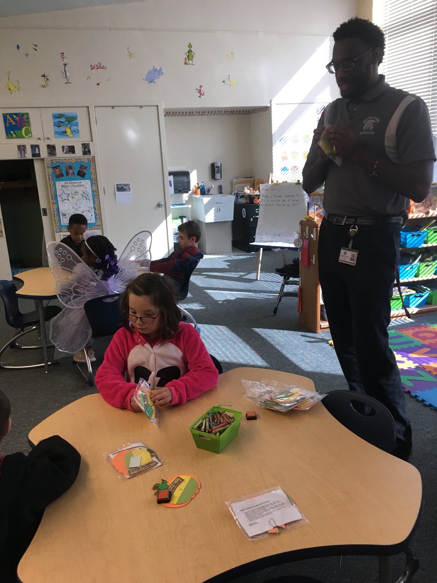 MiddleSchoolWS's tweet photo. FOUNDATIONS students have fun at their party and get ready for the annual @WoodlyndeSchool Buddy Halloween Parade! #GratefulforWoodlynde https://t.co/Qhp4IaM7qg
