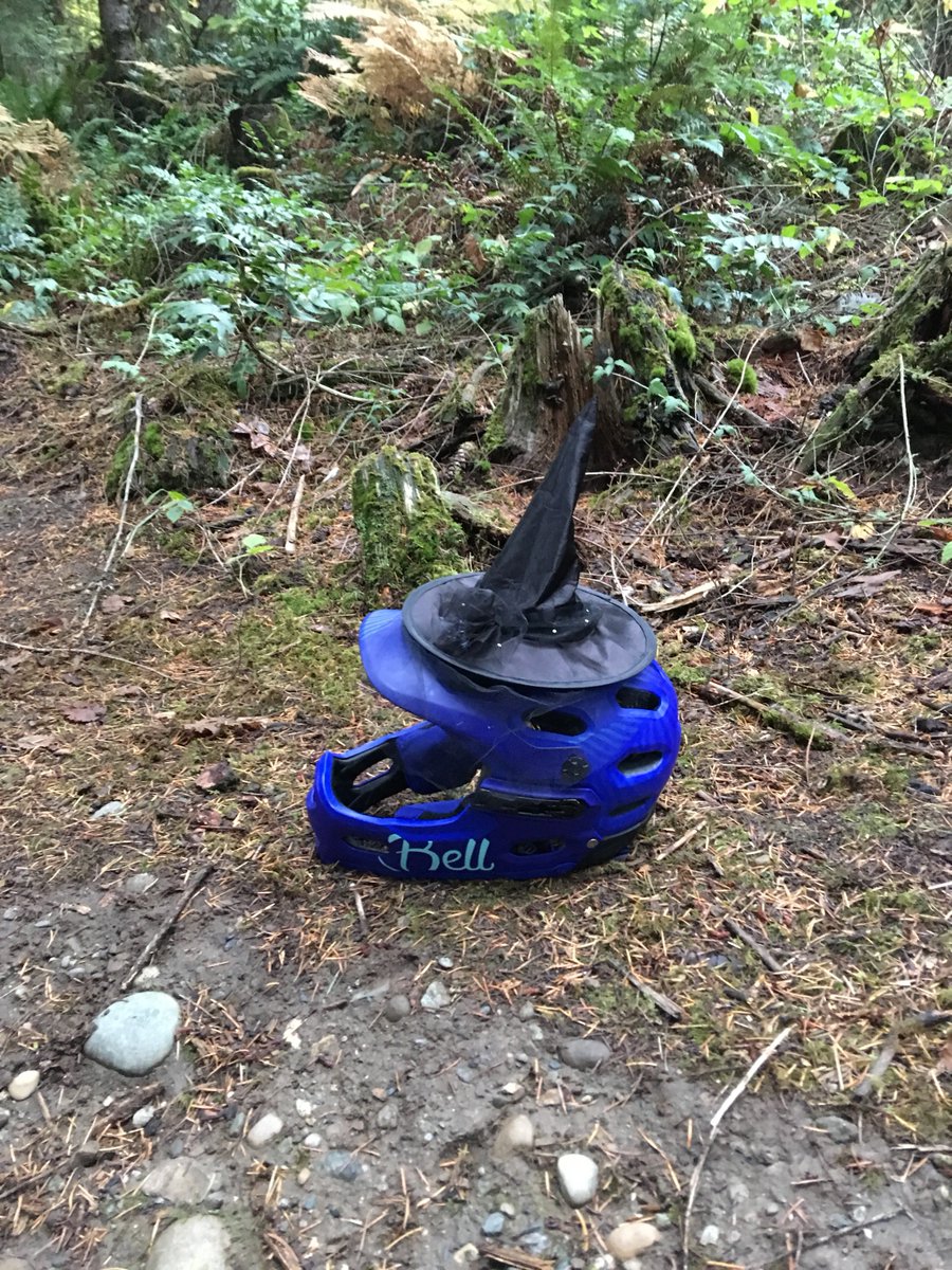 queensofdirt's tweet photo. We rode mountain bikes with the Wicked Witch of the PNW last night and it turns out this climate is a bit rough on her. 
Stay dry out there, Trick-or-Treaters! 
Happy Halloween! 🎃🎃🎃🎃🎃🎃🎃🎃🎃🎃🎃🚲🚲🚲🚲
#MoreGirlsOnBikes #Bellingham #JacksBicycleCenter #YayBikes https://t.co/WlEZKE9j2I