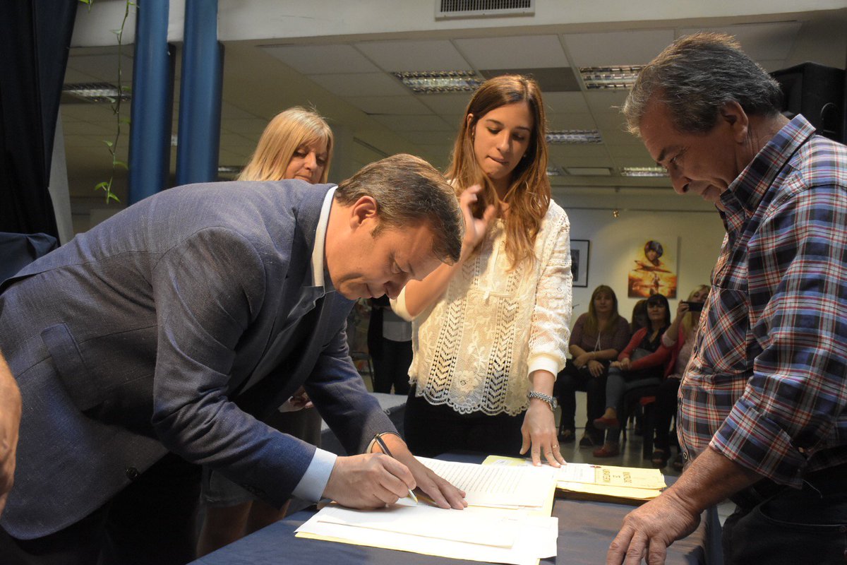CascallaresPJ's tweet photo. Hoy compartimos la alegría de 232 familias de nuestro distrito que firmaron su escritura. Vivimos este hermoso momento junto a familias de Malvinas Argentinas, Don Orione, Calzada y barrios como #Viplastic #SanJavier #SanGeronimo #BarrioLindo y #Vitum #SomosBrown https://t.co/RLrugs6xvX