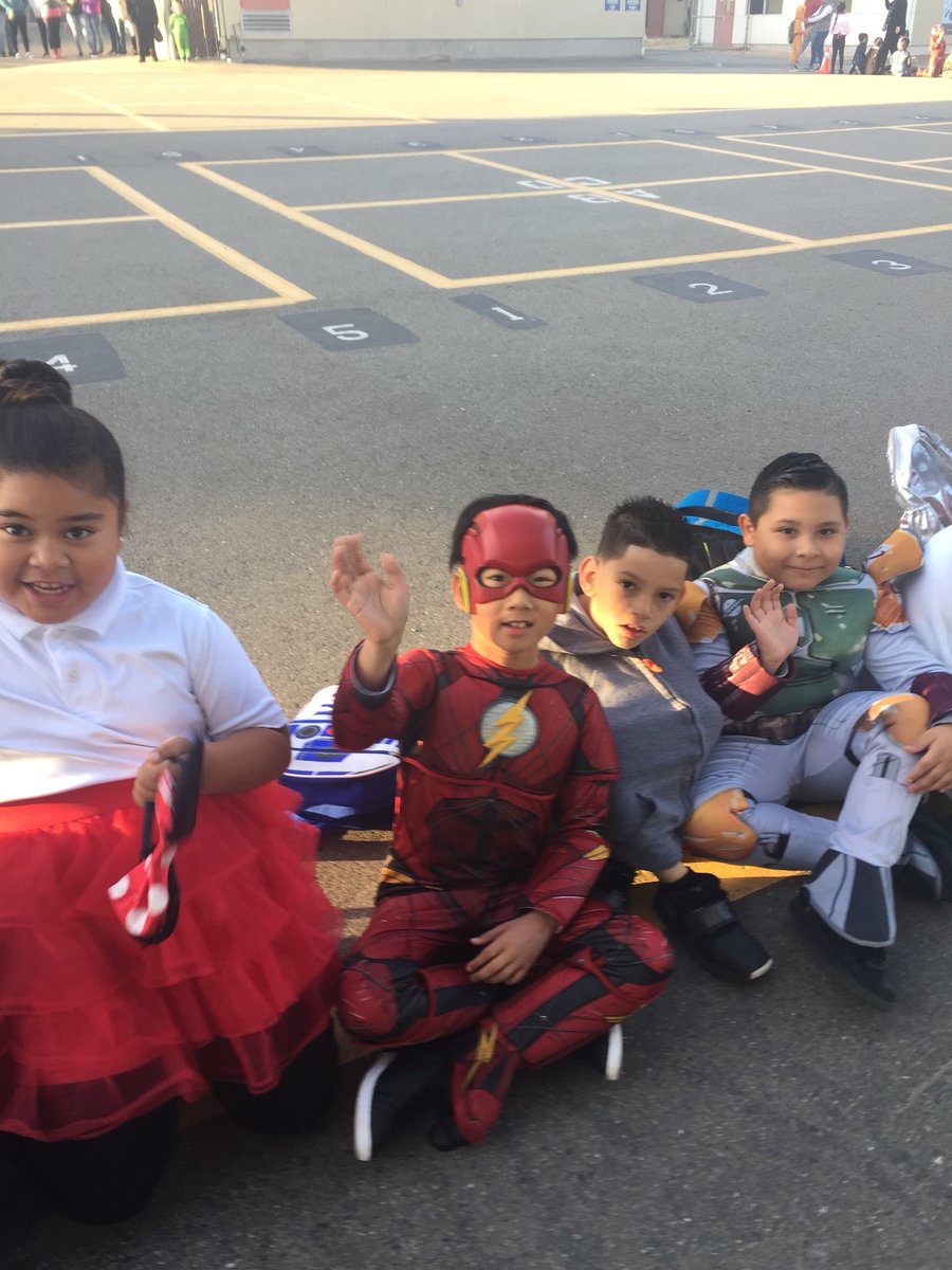 sbomobil's tweet photo. What a great school-wide event! Our families and students enjoyed it so much! Happy Halloween #2018Parade #yvepride #familiaYVE #communityengagement https://t.co/7ghDOipE92