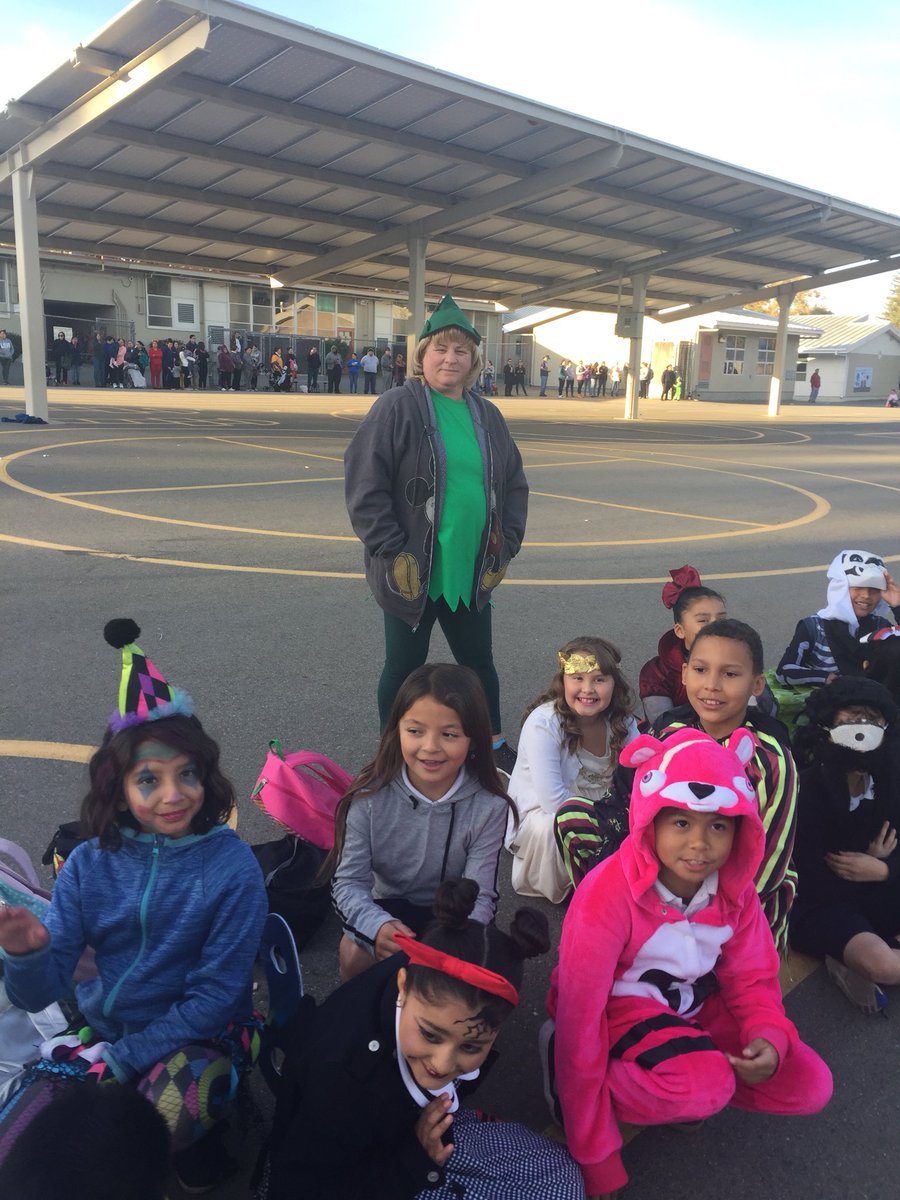 sbomobil's tweet photo. What a great school-wide event! Our families and students enjoyed it so much! Happy Halloween #2018Parade #yvepride #familiaYVE #communityengagement https://t.co/7ghDOipE92