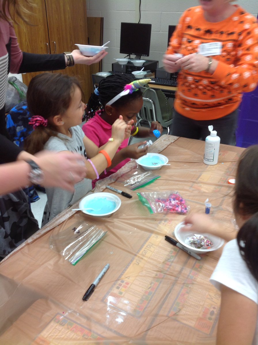 MrsBergRHL's tweet photo. Fall Party fun-snack, slime, pumpkin decorating, and pumpkin exercise!!! https://t.co/50O6SdR3cN