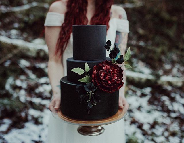 Happy All Hallow’s Eve / All Saints’ Eve to you all! We love a properly moody cake from time to time, especially when we get to embellish it with sugar flowers like black sweet peas, green clematis foliage, and a deep oxblood peony... We are just *dying* from all this beauty…