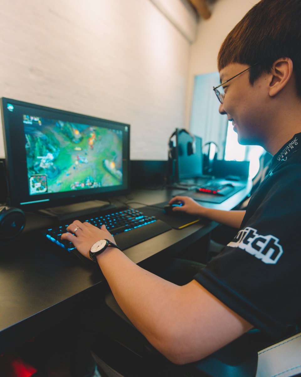 huhi's tweet photo. I like to play in style and you should too >_< Rocking the  Raith watch from @mvmt! Get yours here: https://t.co/ApWIN5RgrM
#ad #sponsored #3rdtimeisthecharm https://t.co/mL5O4ybJq8