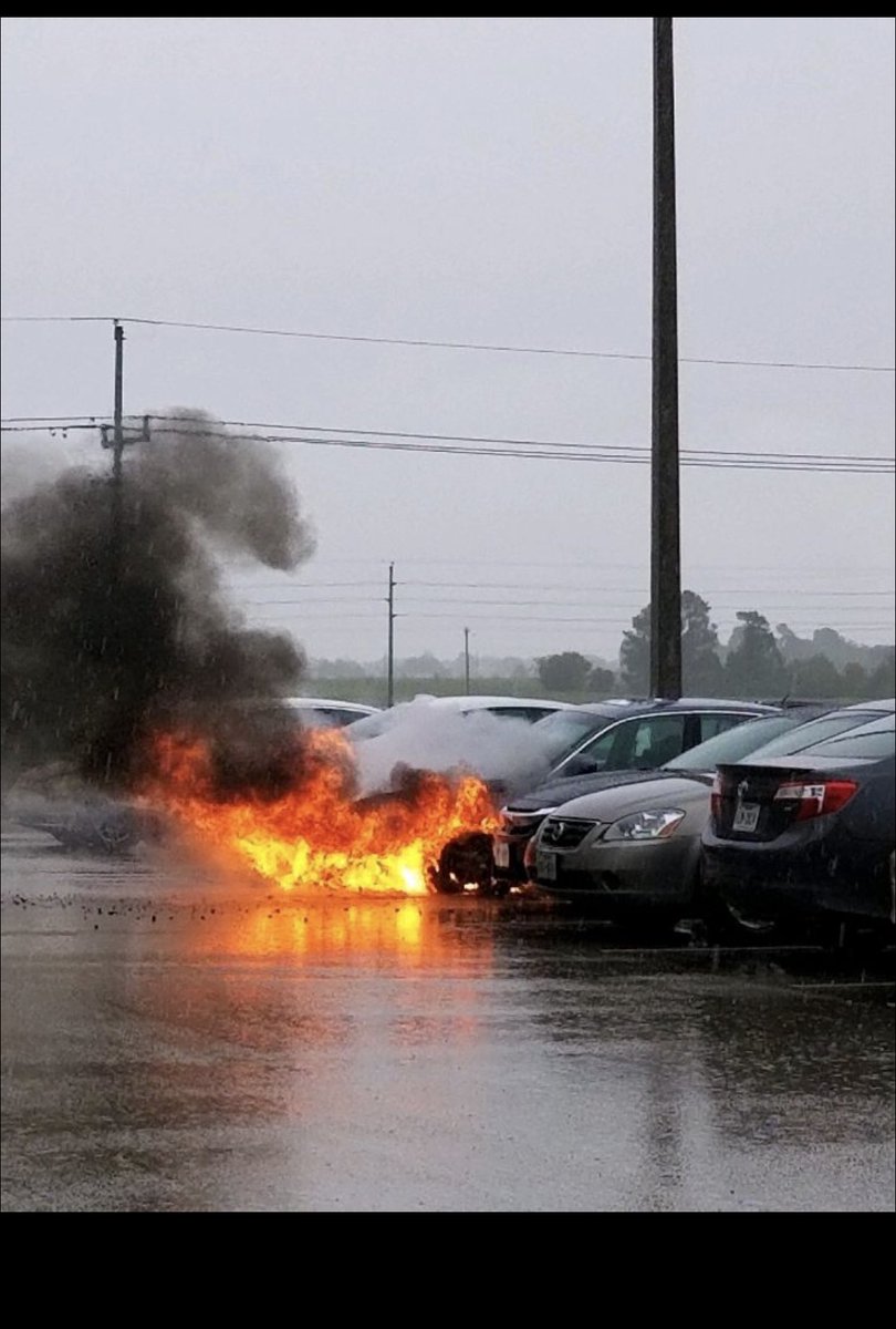 hannah_falls's tweet image. I don’t know who car this is but ummmm your car is on fire parked in new science ‼️‼️ If you kinda can tell who car it is plz let them know. Y’all be careful out here🙏🏾🙏🏾
#pvamu21 #pvamu20 #pvamu18 #pvamu22
