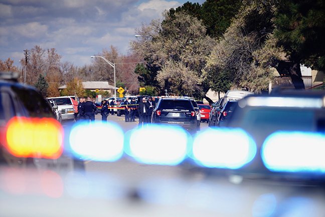 SentinelCOAlert's tweet image. BREAKING NEWS: One dead in north-Aurora shooting; suspects at large - Sentinel Colorado ow.ly/1eDq50jy5nz #COcrime #AuroraCO