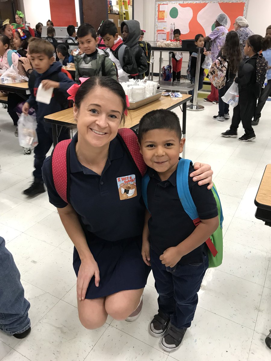KeelerMiss's tweet photo. Happy Halloween from Clyde C. Cox Elementary's kindergarten students! 🎃👻 #clydecoxrocks @ClydeCoxElem #Halloween2018 #trickortreat https://t.co/EzJiiC0yKT