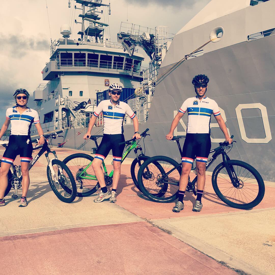c_pelikaan's tweet photo. Voor topprestaties op zee heb je een fitte en energieke bemanning nodig. Sporten en goede voeding staan daarom hoog in het vaandel op de Pelikaan. Nieuwe loop en fietskleding voor Team Pelikaan(Peli) #samensterk #timesarechanging #jointhenavyseetheworld #mindfull #teampeli https://t.co/UOkbEBmZGu