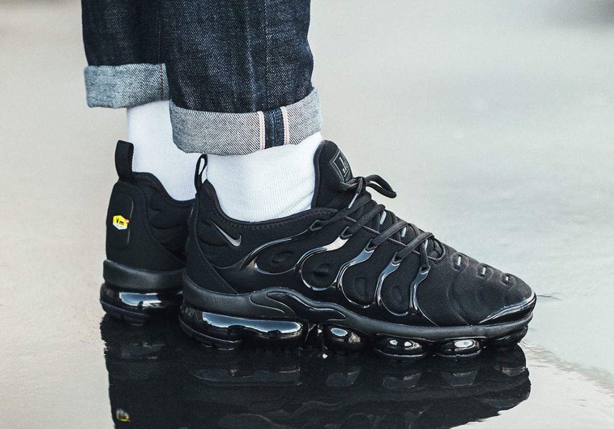 nike vapormax plus black on feet