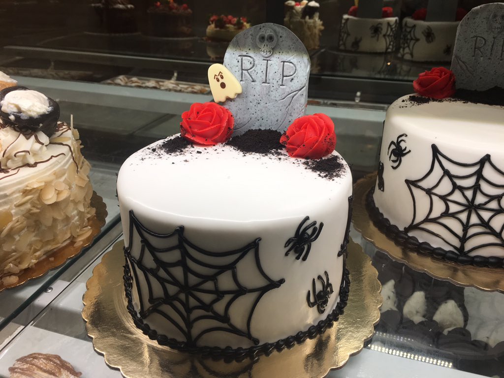 sonicsong182's tweet photo. Ooooh cool, look at these cakes!! O: Iβm getting close, I can feel it!! #KnHuntsForPie #AdorableDeathCakes #WhatABizarreHashtagLol https://t.co/ygeoEIxGxF