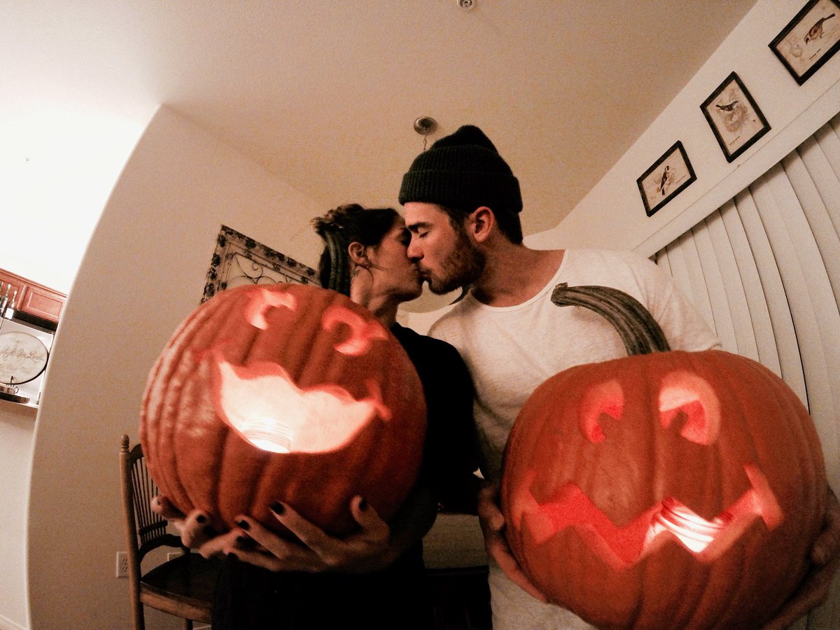 #tb from last year 🎃 HAPPY HALLOWEEN EVERYONE!! If you need me I’ll be watching Netflix from my couch since we have a day off in LA!! Woo!