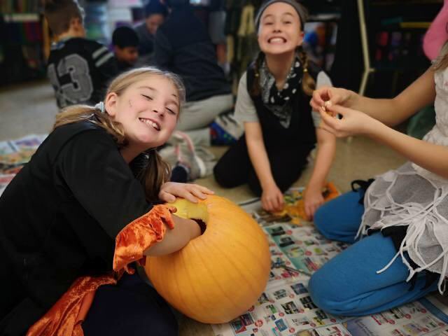 Mr_D_Admin's tweet photo. Pumpkin Chaos in 4/5 Finch...counting seeds after dealing with the good stuff! #halloweenlearning @TantallonSrElem https://t.co/PwtoKzr4ad