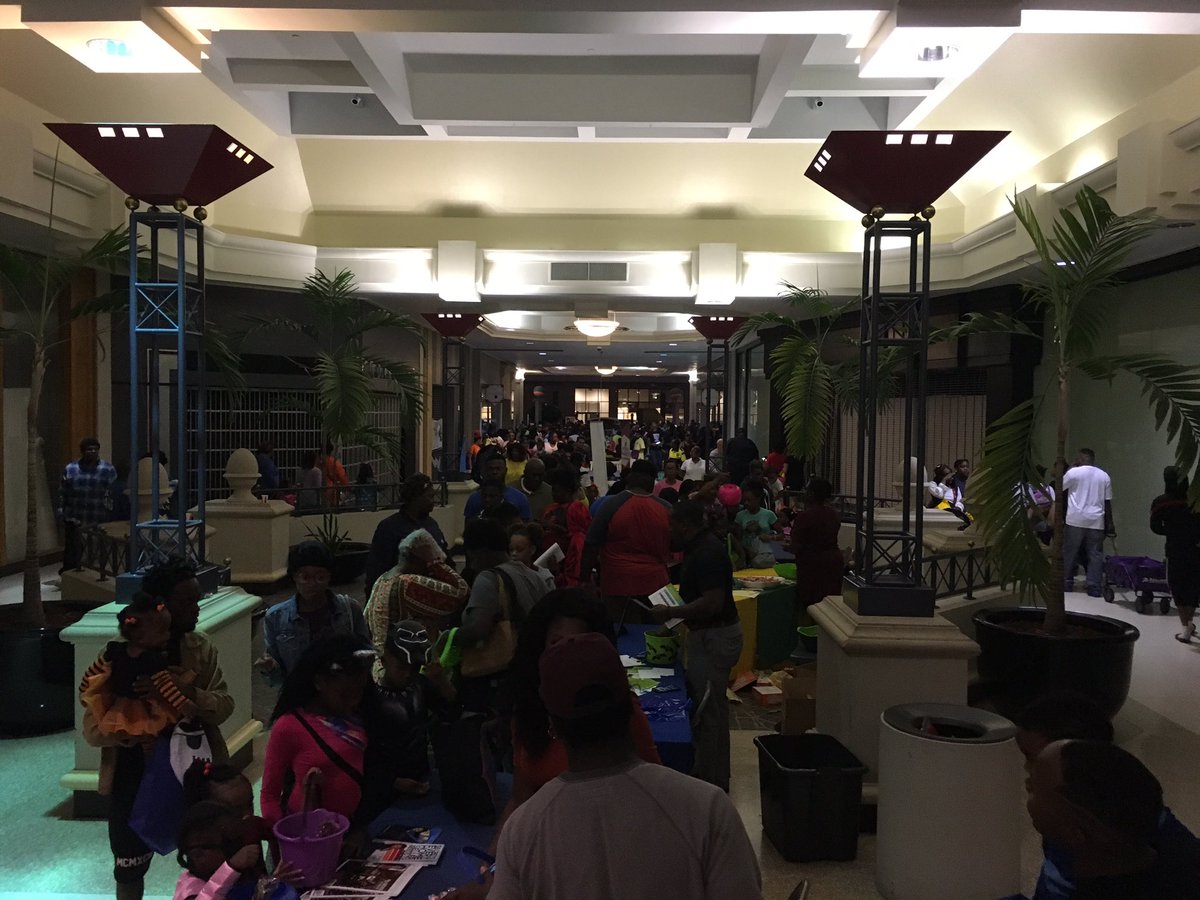 hscheinukphoto's tweet photo. HUGE turnout at Cortana Mall for @BRPDโs #BooWithTheBlue tonight @theadvocatebr https://t.co/Y8Rqa4Fr8q