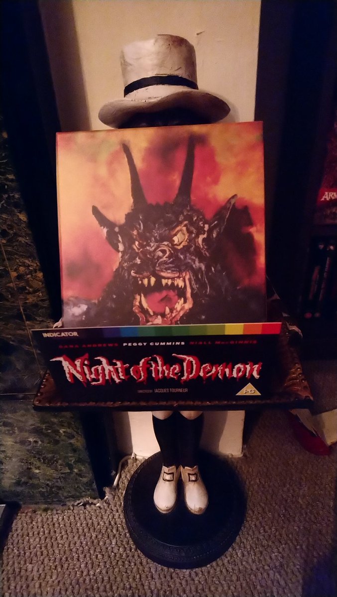 MissFliss39's tweet photo. Halloween viewing. https://t.co/Dd71AEJekI