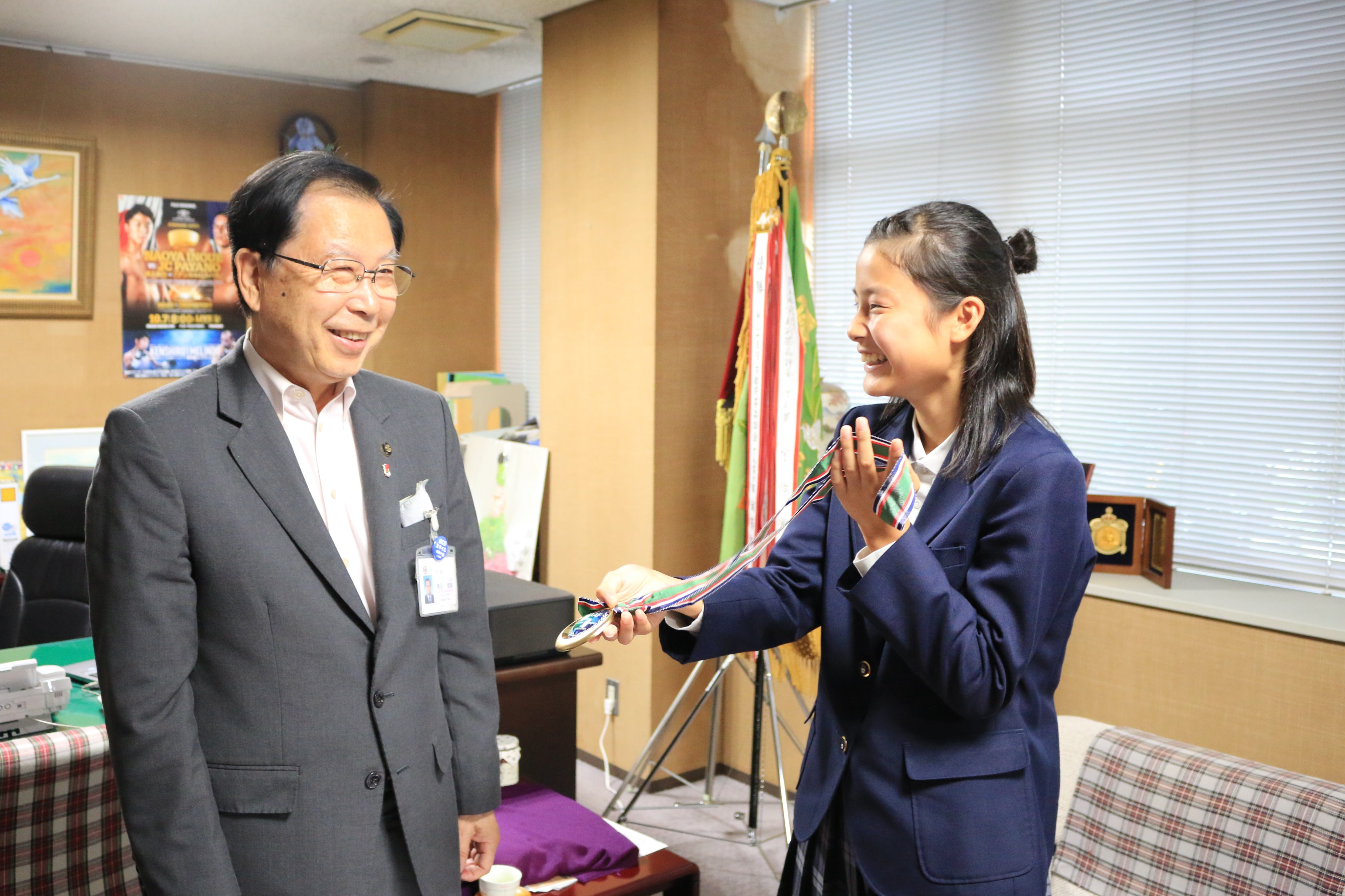 女子中学生 陸上 ハミパン ジュニアオリンピック陸上競技大会走り高跳び競技で優勝した東城陽中学校３年の三好こころさんが奥田市長に報告に訪れました。市長は「おめでとうございます。これからも頑張って」と祝福し、三好さんは「高校でも競技を続けてインターハイで優勝  ...