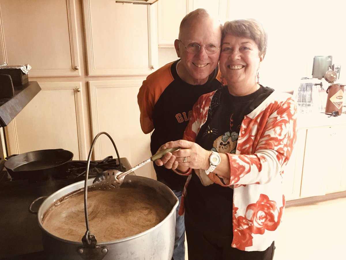 FBCWatsonville's tweet photo. The chocolate is CALIENTE!
And the Sugar is FLUFFY!!
C’Mon down for a celebration of His Love and Light In The 831!!
#harvestfest2018 
#workingforthegoodofthe831 https://t.co/OLfH3DTSJ5