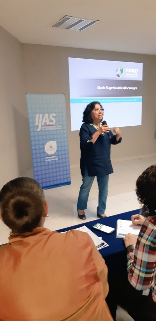 IJASJalisco's tweet photo. Panel: "Experiencias municipales de atención a #PersonasEnSituaciónDeCalle" con la Lic. María Eugenia Arias Bocanegra en foro de análisis sobre personas que viven en esta condición. https://t.co/1N9xA8zJJI