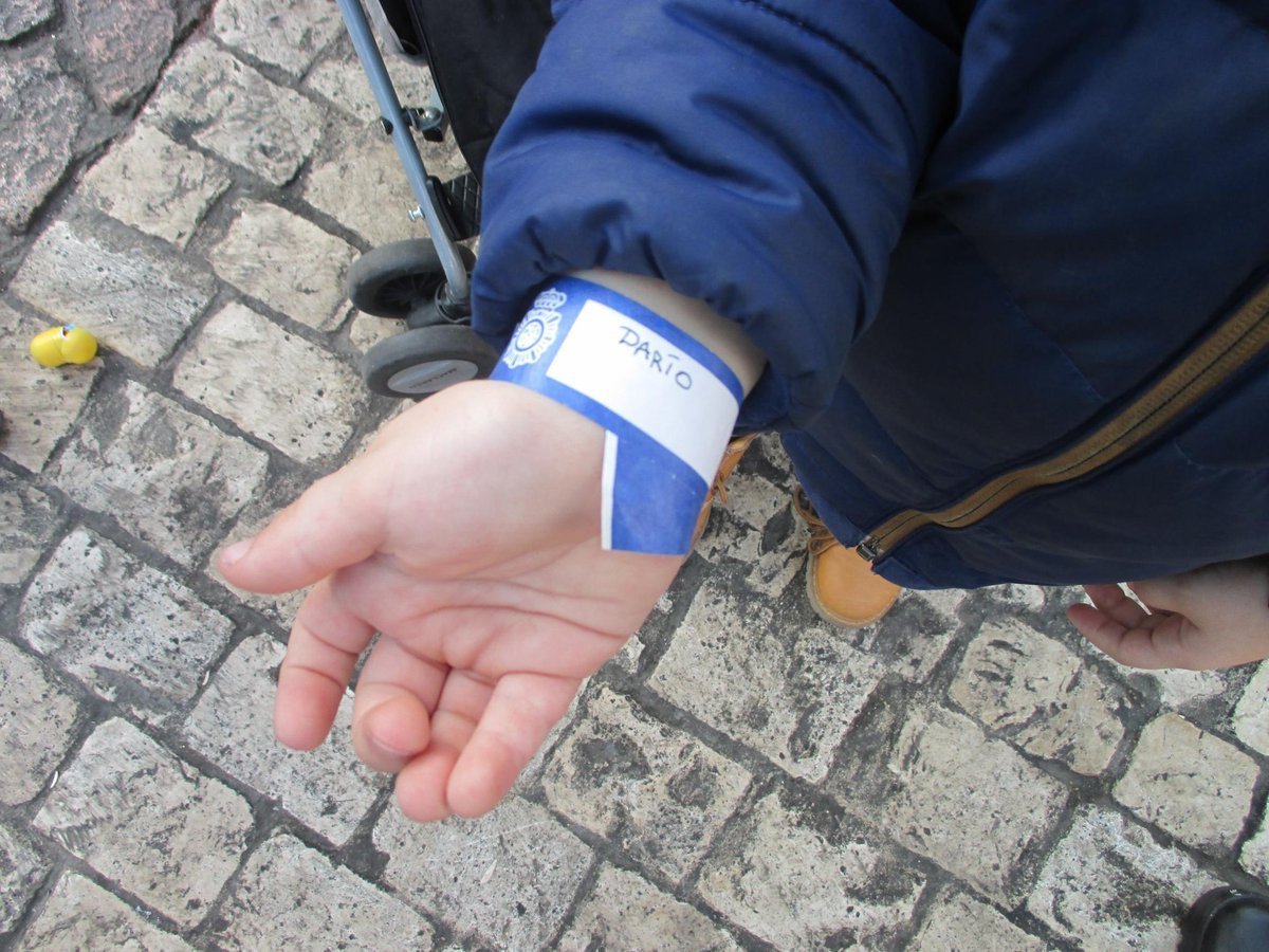 Si vas a ir con tus peques a lugares muy concurridos
- Anota tu número en su brazo o una pulsera
- Enséñale que si se pierde, debe de dirigirse a un policía👮‍♀️👮‍♂️ o personal de seguridad