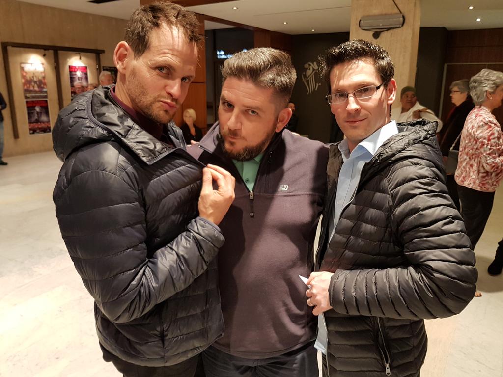 GuyMcDonald's tweet photo. When you head to the Theatre and meet 2 Nic/ks following a strict dress code!? 🤣 Got this pic in the nick of time.. hope your jackets dont get.. nicked! 
Ok I'll stop now!

Niiiice @nikrabinowitz @NicPretorius https://t.co/rRG1PGpsVb