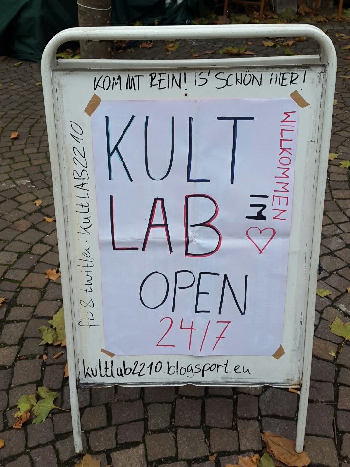 kultlab's tweet photo. Erfolgreicher Tag an der #Mahnwache, danke für's Rumkommen! Seit 19:00 gibt es Musik vor Ort, falls ihr es vorher noch nicht geschafft habt: es lohnt sich immer noch Vorbeizuschauen! https://t.co/Xmqtk20cJ9