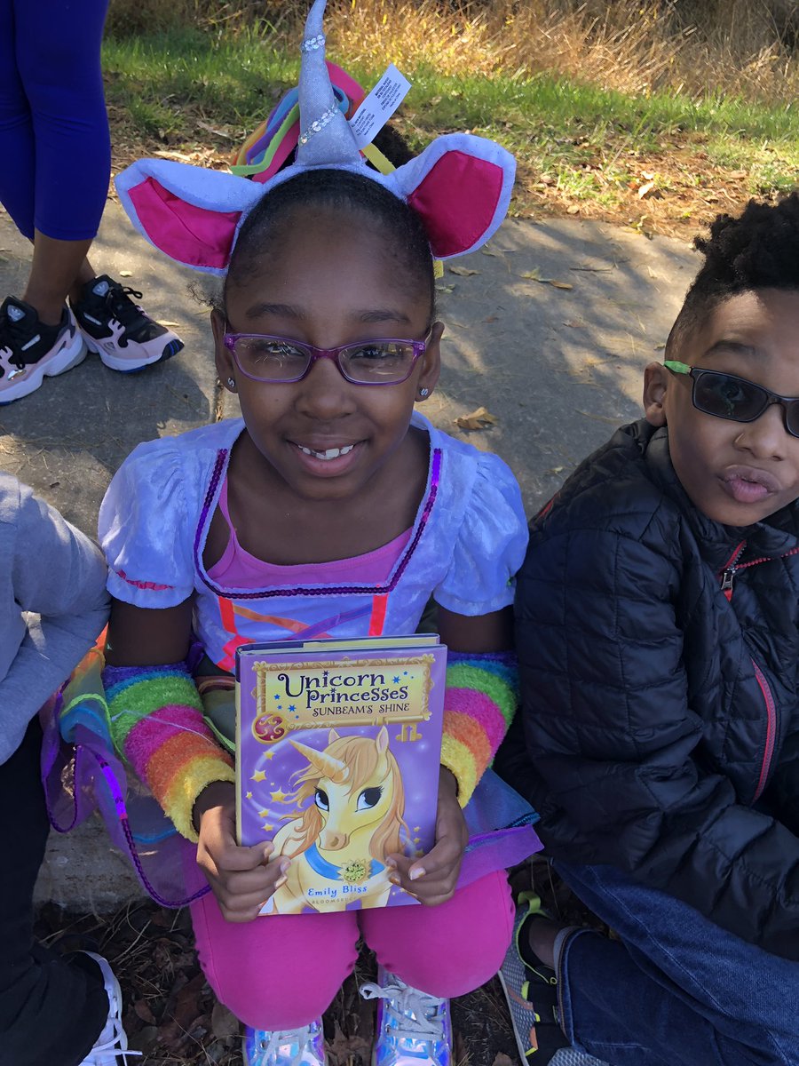 JKarbeling's tweet photo. Storybook parade!! #woodholme #baltcops https://t.co/EhL051WuL5