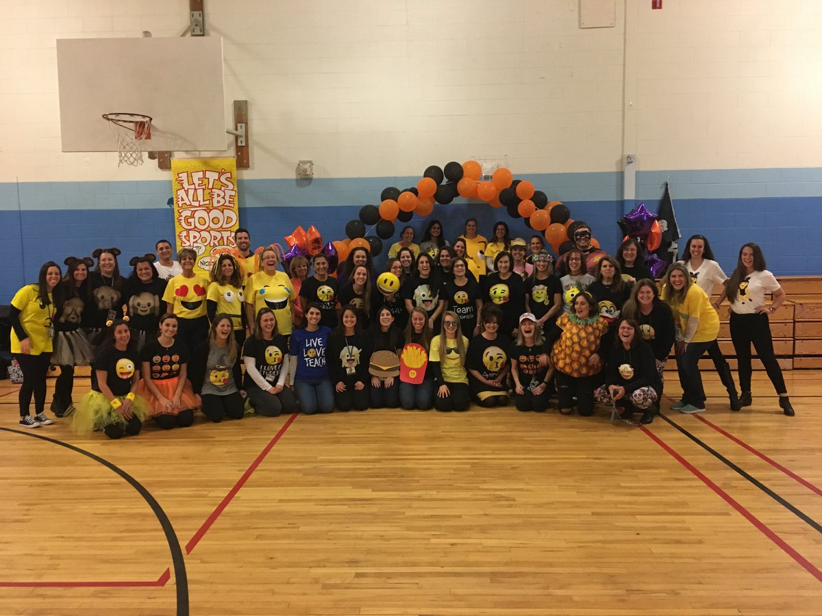 KGeorgesRBTS's tweet photo. Happy Halloween! @RobertsvilleES https://t.co/nURbahnjLj