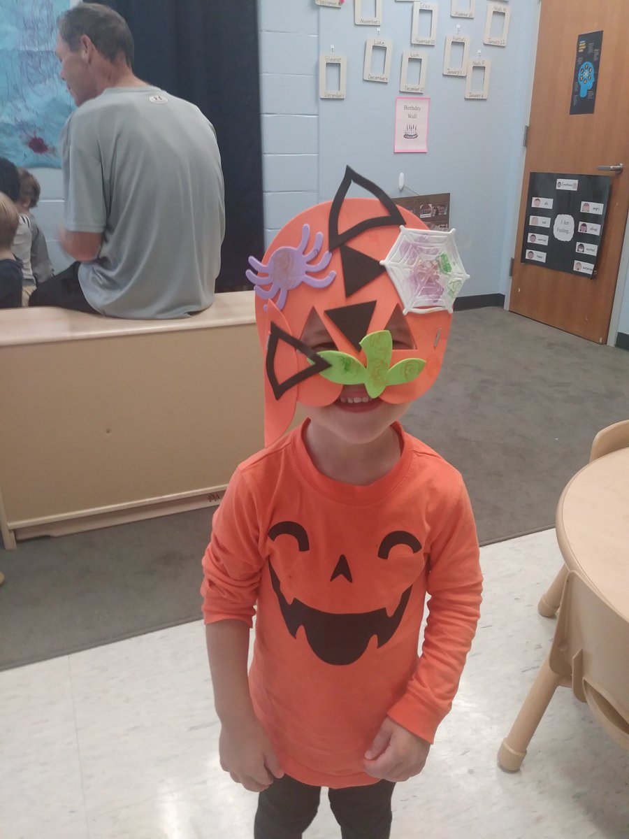 ChamycaC's tweet photo. Happy Halloween π #mvlittles #sillymask #havingfun https://t.co/XDNsuxGWbM