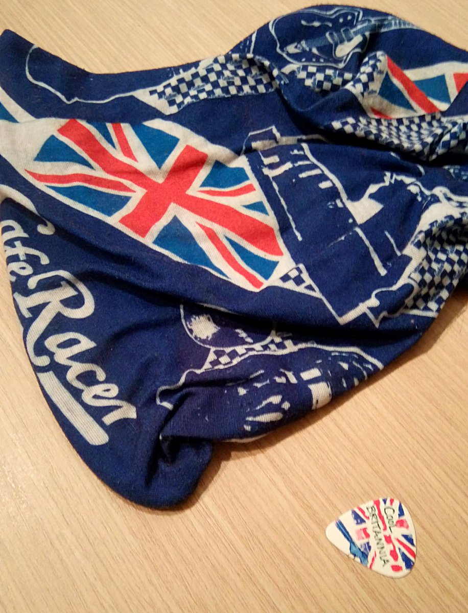 Mi hijo, de 11 años despues de vaciarse los bolsillos.Un buff café racer y una púa de guitarra (pues la toca eléctrica) que pone Cool Britannia.
¿Qué mas se puede pedir?
#hijos #britishfashion