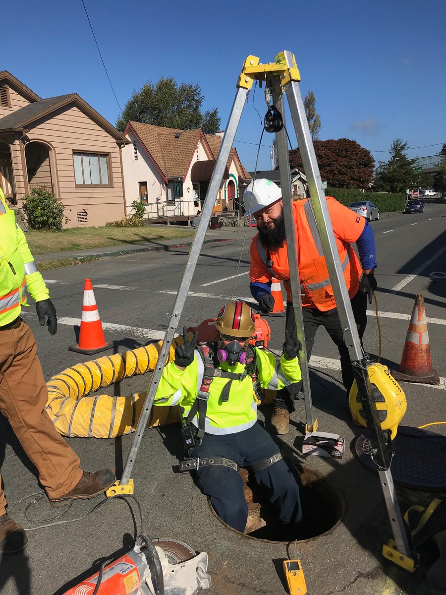 Quam_Trenchless's tweet photo. Quam crews keeping safety first as they prepare to enter a manhole in Arcata, CA  - way to go Francisco and Jonathan! https://t.co/F4i1cwNVgo