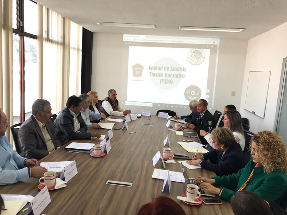 ccspmexico's tweet photo. el día de hoy tuvimos nuestra Décimo Séptima Sesión Ordinaria y contamos con la presencia del Capitán Jorge Cobián Esperón, hablando de medidas de seguridad y prevención #UATO; y el nombramiento de la Lic. Sara Razo como coordinadora de asesores #SEGURIDAD #CONSEJOCIUDADANO https://t.co/3qqKhHtCtN