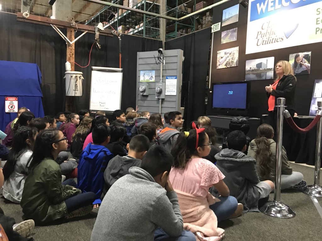 MrsBriem's tweet image. Few more photos from our super fun and educational field trip to @ClarkPUD clarkpud ! I’m so proud of the #pawesome behavior our students displayed! #HuskyLearning @Wash_HuskiesVPS