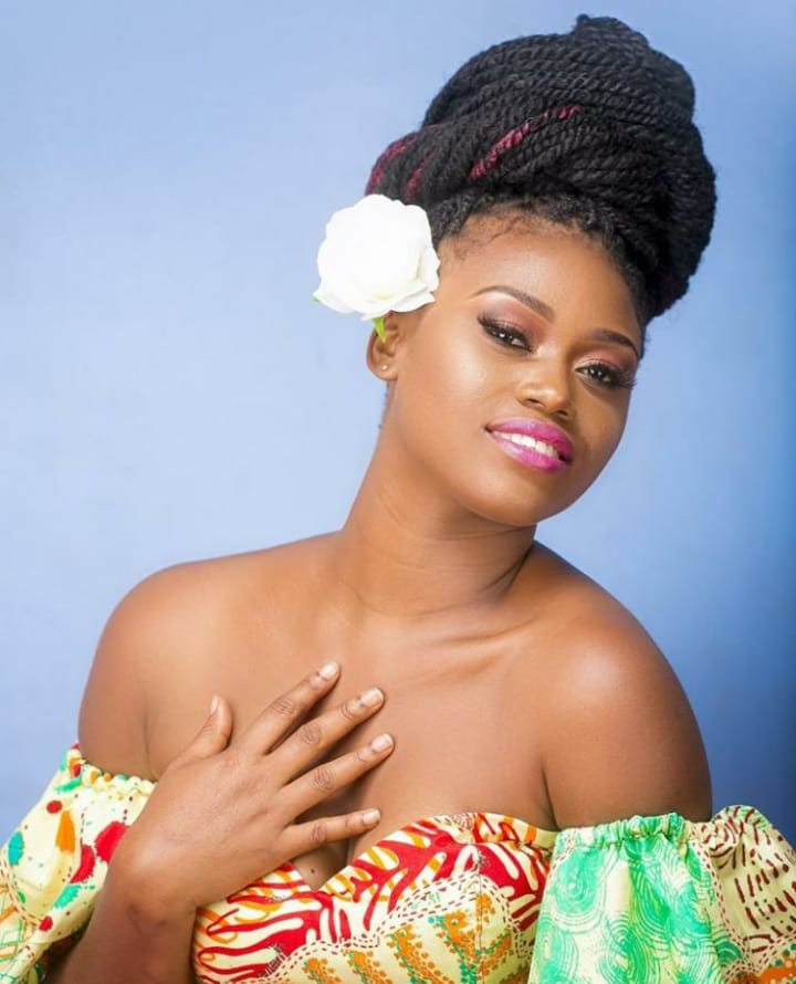 apaalse's tweet photo. Beautiful lady with beautiful voice #eShun. Follow her everywhere @eshunonline https://t.co/L9ET7Oldba
