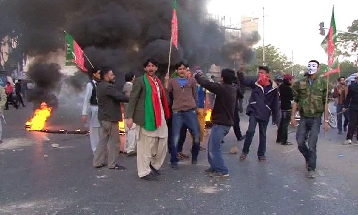 saith_n's tweet photo. 126دن تک دھرنا دے کر عوام کا جینا محال کرنے والاPTVسمیت بڑے بڑے میڈیا دفاتر پر دھاوا بولنے والا بے وجہ لاک ڈاؤن اور کنٹینر کی سیاست شروع کرنے والا عمران خان کہ رہا ہے کہ عوام سپریم کورٹ کے غلط فیصلے کے خلاف احتجاج نا کریں ورنہ ریاست کاروائی کرے گی ! https://t.co/RJ9zWDyH2N