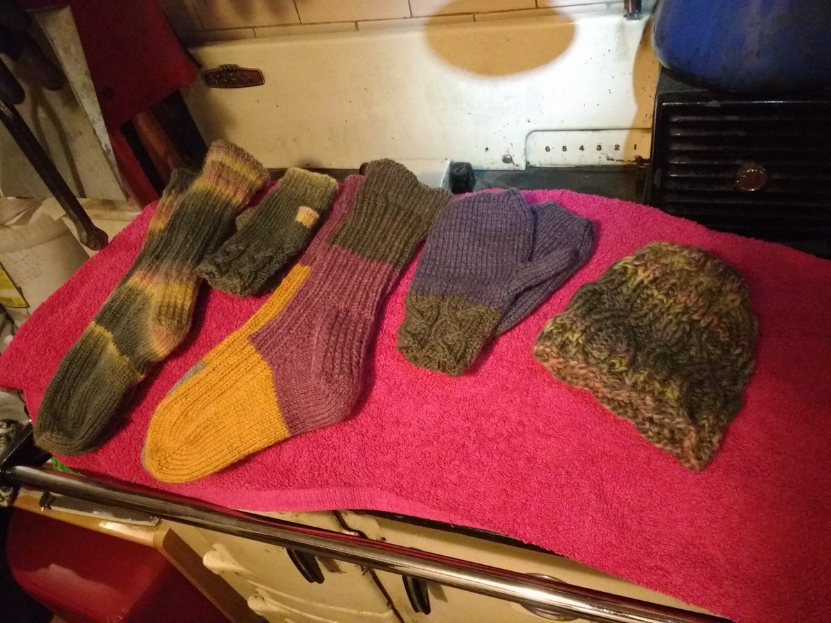 ellenscult's tweet image. What I've been up to over the last week and a half: 2 pairs of @sockmatician #ToeUpSocks, a pair of mittens and a pair of fingerless gloves based on Jo Allport #ClematysMitts from #TheKnittingMagazine issue 187, and #AnUnoriginalHat by Stephanie Pearl-McPhee. #knitting