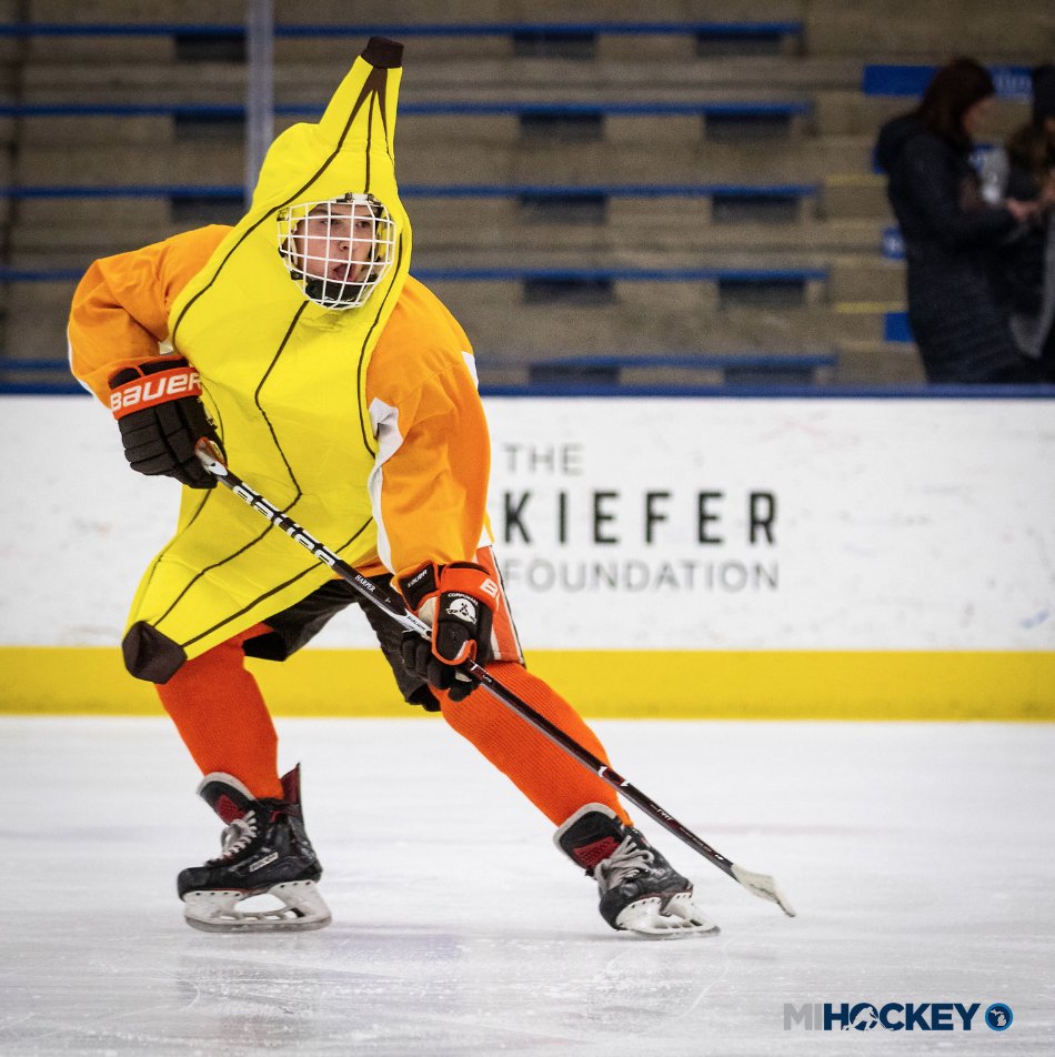 MiHockeyNow's tweet image. Last night, the #Compuware 16U team held a three-on-three tournament...in costume. 😂

#HappyHalloween / #HockeyHalloween

📸 | mihockey.com/2018/10/photos…